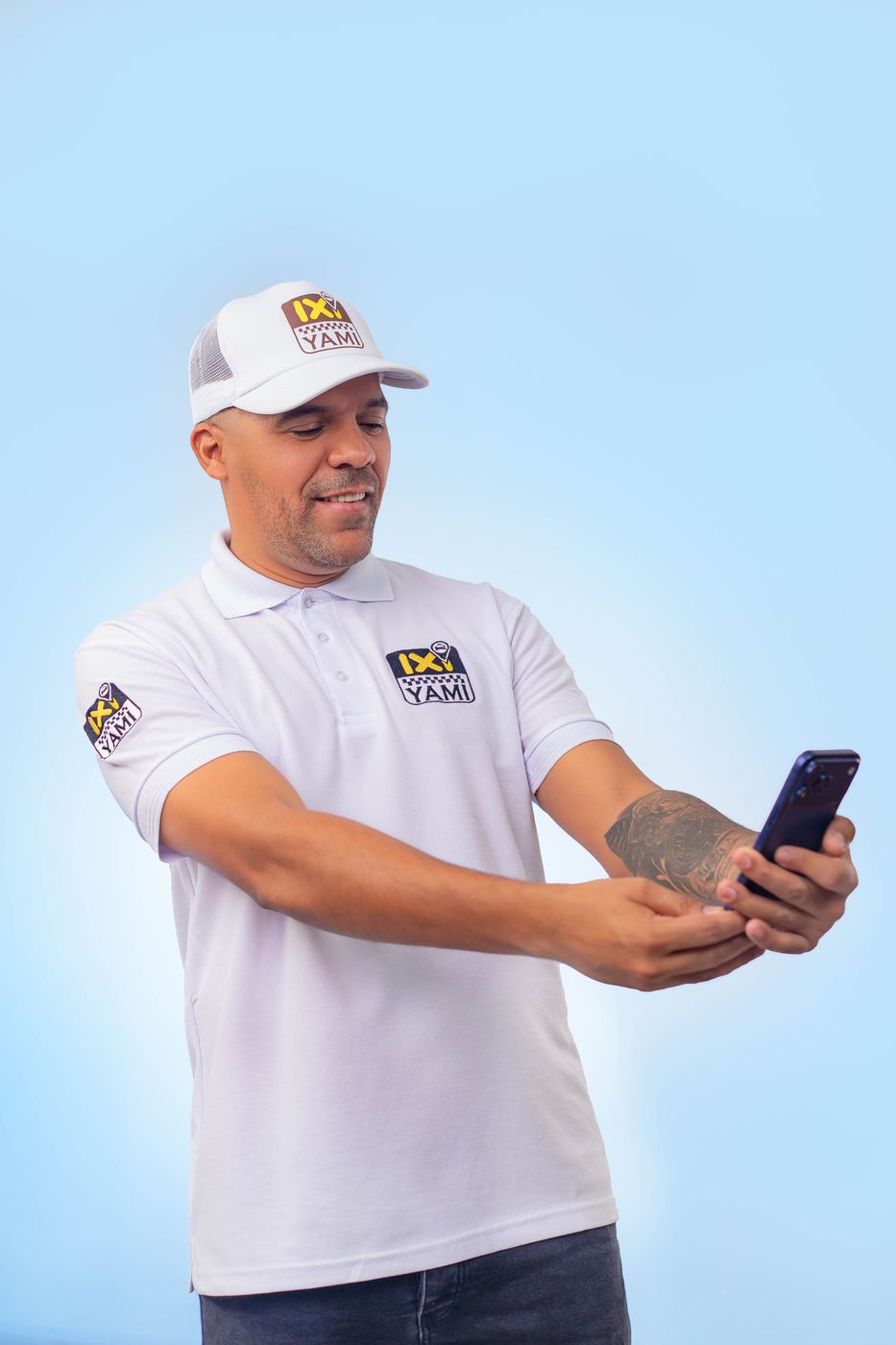 IXI YAMI partner using the app on his phone